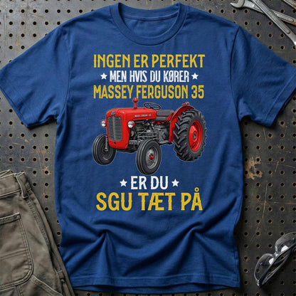 Massey Ferguson 35 – Ingen Er Perfekt – Sjov Traktor Tee - Unisex T-Shirt-Beklædning-Massey Ferguson-Blå Royal-S-Garage Culture Shop- garage - man cave - merchandise