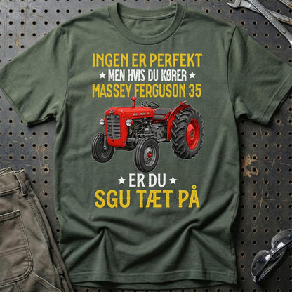 Massey Ferguson 35 – Ingen Er Perfekt – Sjov Traktor Tee - Unisex T-Shirt-Beklædning-Massey Ferguson-Grøn Militær-S-Garage Culture Shop- garage - man cave - merchandise