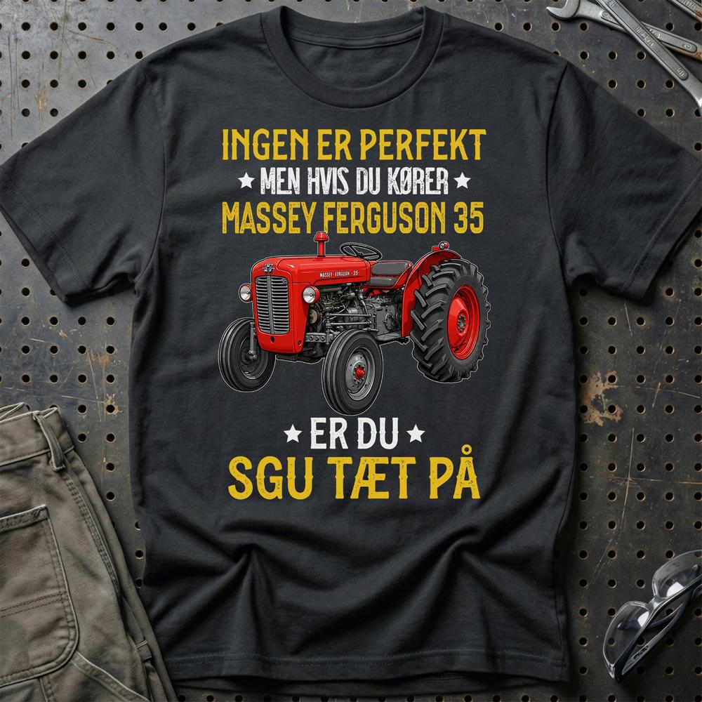 Massey Ferguson 35 – Ingen Er Perfekt – Sjov Traktor Tee - Unisex T-Shirt-Beklædning-Massey Ferguson-Sort-S-Garage Culture Shop- garage - man cave - merchandise