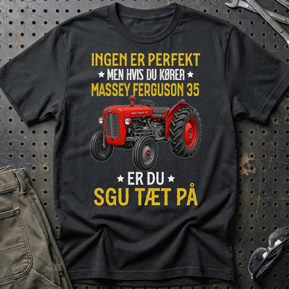 Massey Ferguson 35 – Ingen Er Perfekt – Sjov Traktor Tee - Unisex T-Shirt-Beklædning-Massey Ferguson-Sort-S-Garage Culture Shop- garage - man cave - merchandise