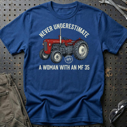 Massey Ferguson 35 Never Underestimate A Woman With AN MF 35 - Unisex T-Shirt-Beklædning-Massey Ferguson-Blå Royal-S-Garage Culture Shop- garage - man cave - merchandise