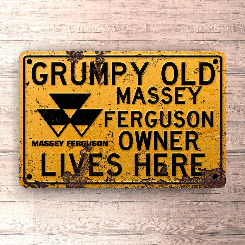 Massey Ferguson Grumpy Old Massey Ferguson Owner Lives Here Skilte, Musemåtte, Dørmåtte , Plakat-Skilte-Massey Ferguson-Garage Culture Shop- garage - man cave - merchandise