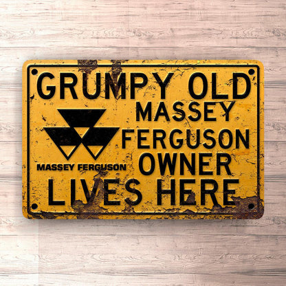 Massey Ferguson Grumpy Old Massey Ferguson Owner Lives Here Skilte, Musemåtte, Dørmåtte , Plakat-Skilte-Massey Ferguson-Garage Culture Shop- garage - man cave - merchandise