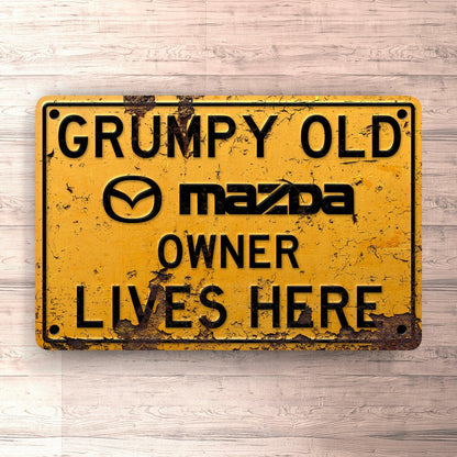 Mazda Grumpy Old Mazda Owner Lives Here Skilte, Musemåtte, Dørmåtte , Plakat-Skilte-Mazda-Garage Culture Shop- garage - man cave - merchandise