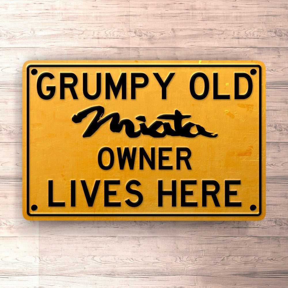 Mazda Miata Grumpy Old Mazda Miata Owner Lives Here Skilte, Musemåtte, Dørmåtte , Plakat-Skilte-Mazda-Garage Culture Shop- garage - man cave - merchandise