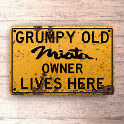 Mazda Miata Grumpy Old Mazda Miata Owner Lives Here Skilte, Musemåtte, Dørmåtte , Plakat-Skilte-Mazda-Garage Culture Shop- garage - man cave - merchandise