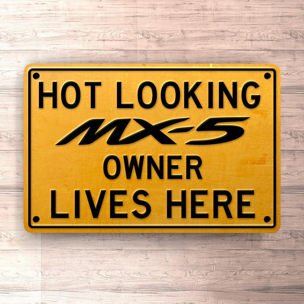Mazda Mx 5 Hot Looking Mazda Mx 5 Owner Lives Here Skilte, Musemåtte, Dørmåtte , Plakat-Skilte-Mazda-Garage Culture Shop- garage - man cave - merchandise