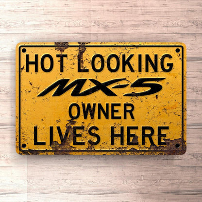 Mazda Mx 5 Hot Looking Mazda Mx 5 Owner Lives Here Skilte, Musemåtte, Dørmåtte , Plakat-Skilte-Mazda-Garage Culture Shop- garage - man cave - merchandise