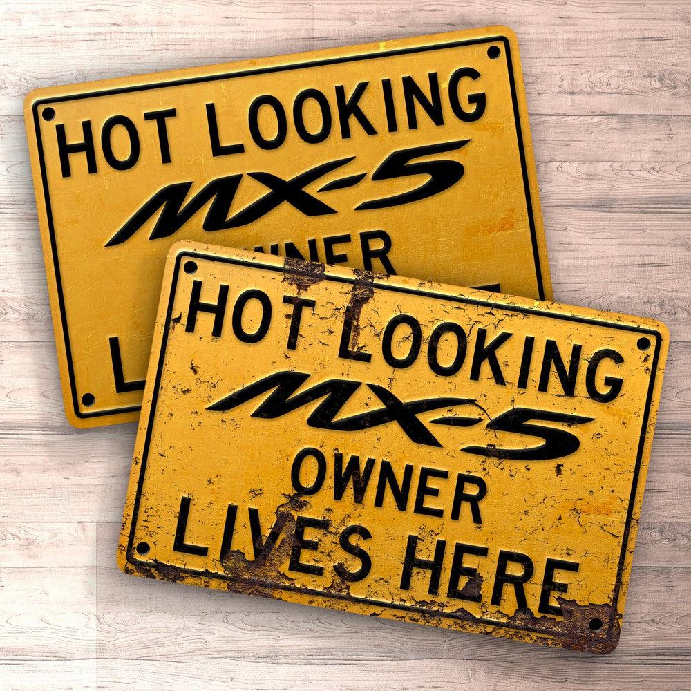 Mazda Mx 5 Hot Looking Mazda Mx 5 Owner Lives Here Skilte, Musemåtte, Dørmåtte , Plakat-Skilte-Mazda-Garage Culture Shop- garage - man cave - merchandise