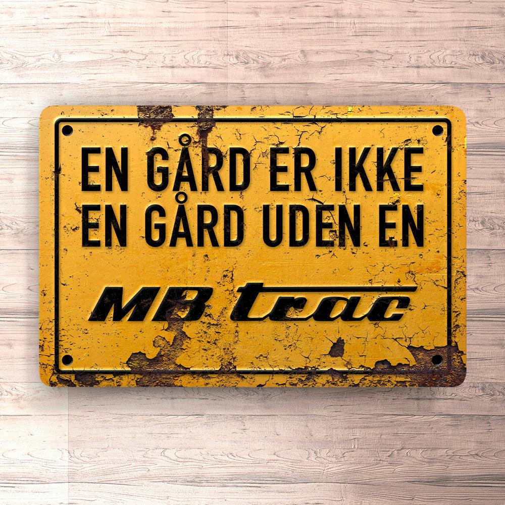 Mb Trac En Gård Er Ikke En Gård Uden En Mb Trac Skilte, Musemåtte, Dørmåtte , Plakat-Skilte-MB Trac-Garage Culture Shop- garage - man cave - merchandise