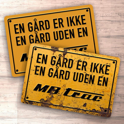 Mb Trac En Gård Er Ikke En Gård Uden En Mb Trac Skilte, Musemåtte, Dørmåtte , Plakat-Skilte-MB Trac-Garage Culture Shop- garage - man cave - merchandise