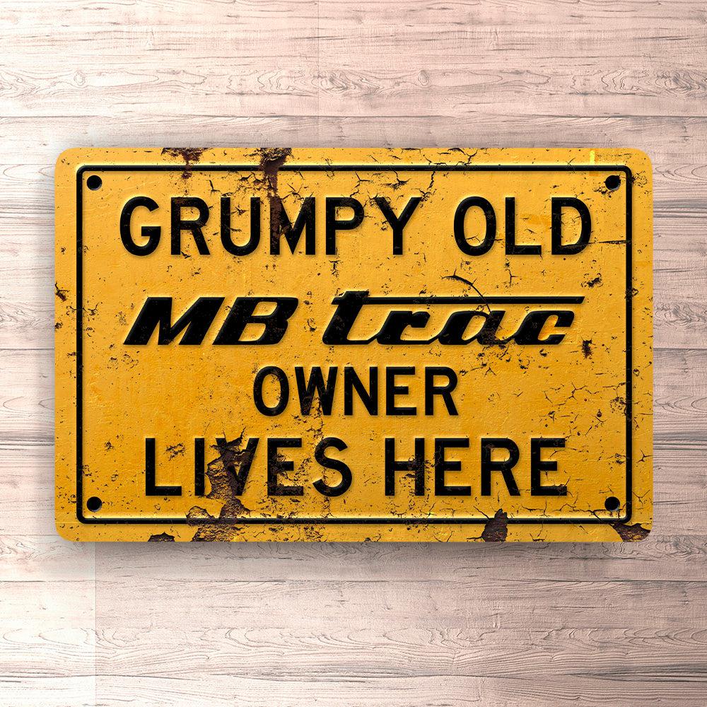 Mb Trac Grumpy Old Owner Lives Here Skilte, Musemåtte, Dørmåtte-Skilte-MB Trac-Garage Culture Shop- garage - man cave - merchandise