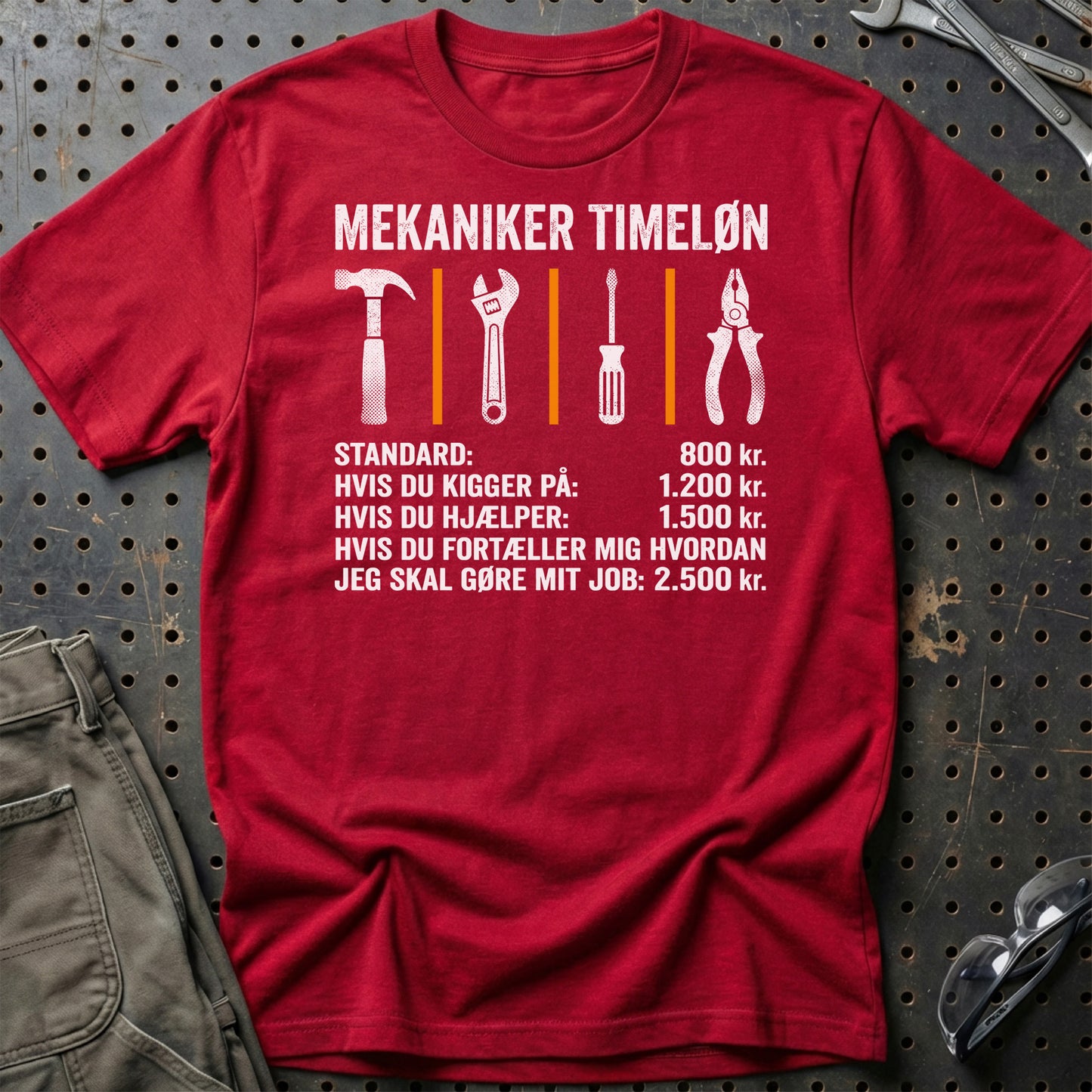 Mekaniker Timeløn - Unisex T-Shirt , Bomuld-Beklædning-Garage Culture-Rød-S-Garage Culture Shop- garage - man cave - merchandise