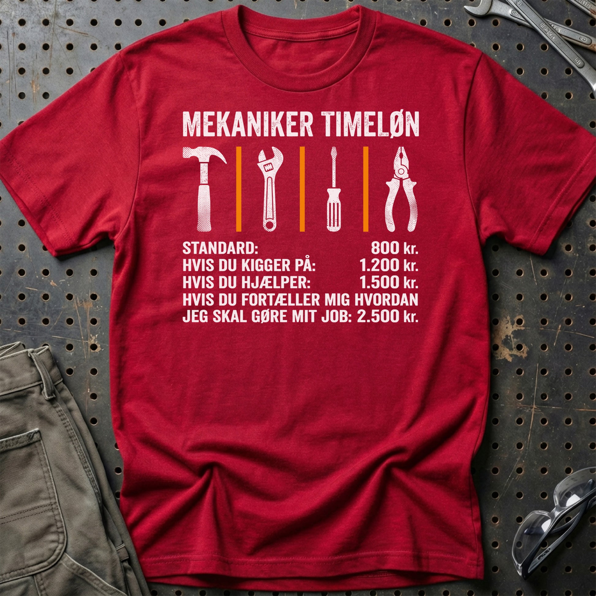 Mekaniker Timeløn - Unisex T-Shirt , Bomuld-Beklædning-Garage Culture-Rød-S-Garage Culture Shop- garage - man cave - merchandise