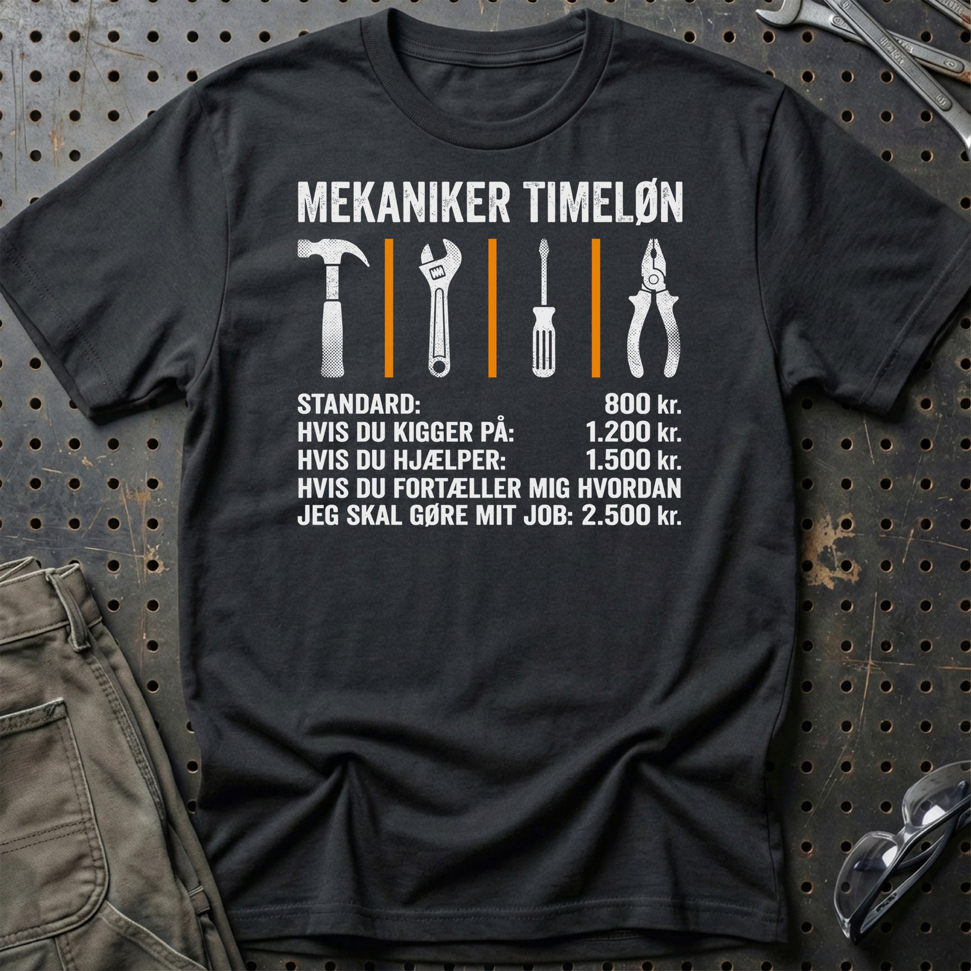 Mekaniker Timeløn - Unisex T-Shirt , Bomuld-Beklædning-Garage Culture-Sort-S-Garage Culture Shop- garage - man cave - merchandise