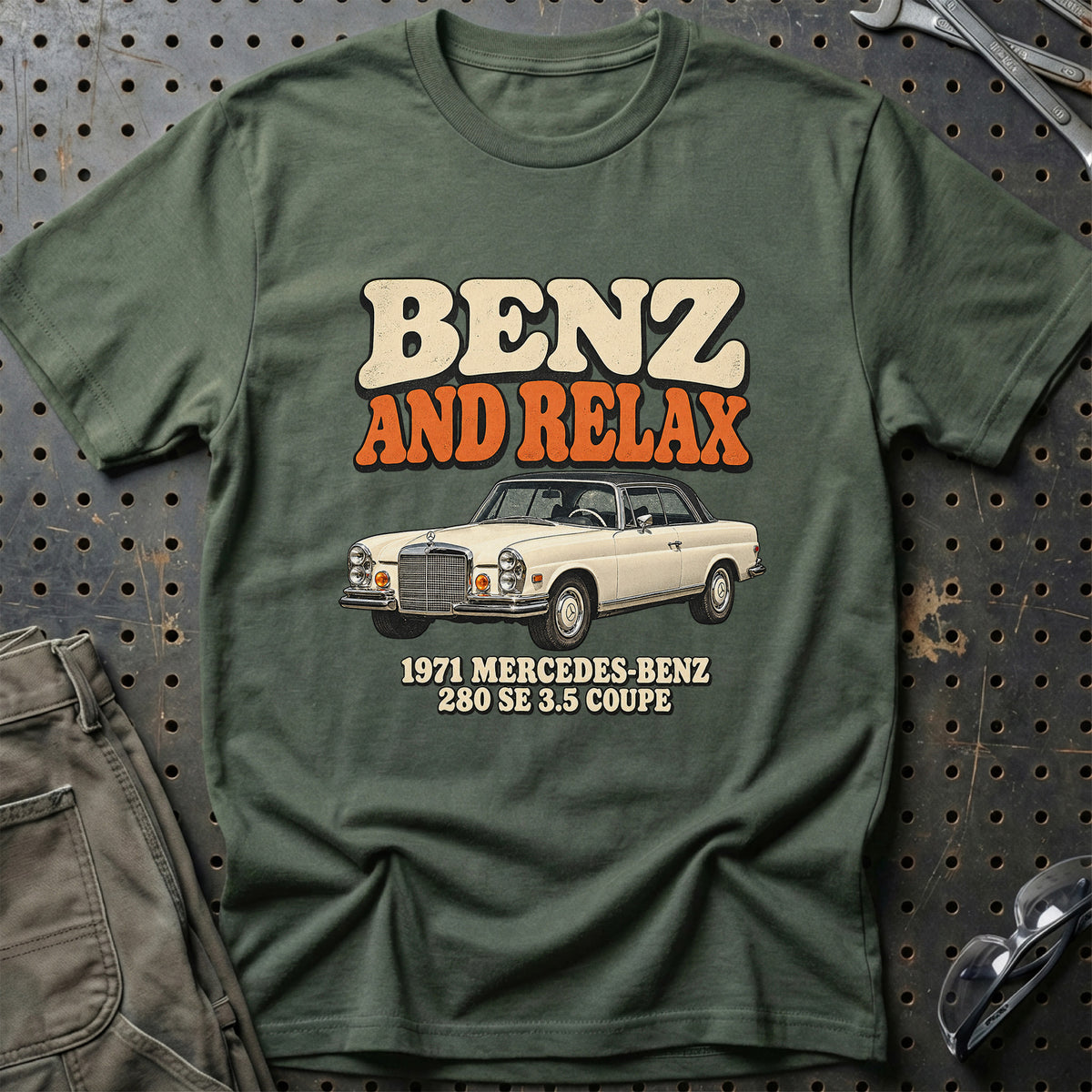 
Mercedes-Benz 280 SE 3.5 1971 – Benz and Relax T-Shirt – Grøn Militær