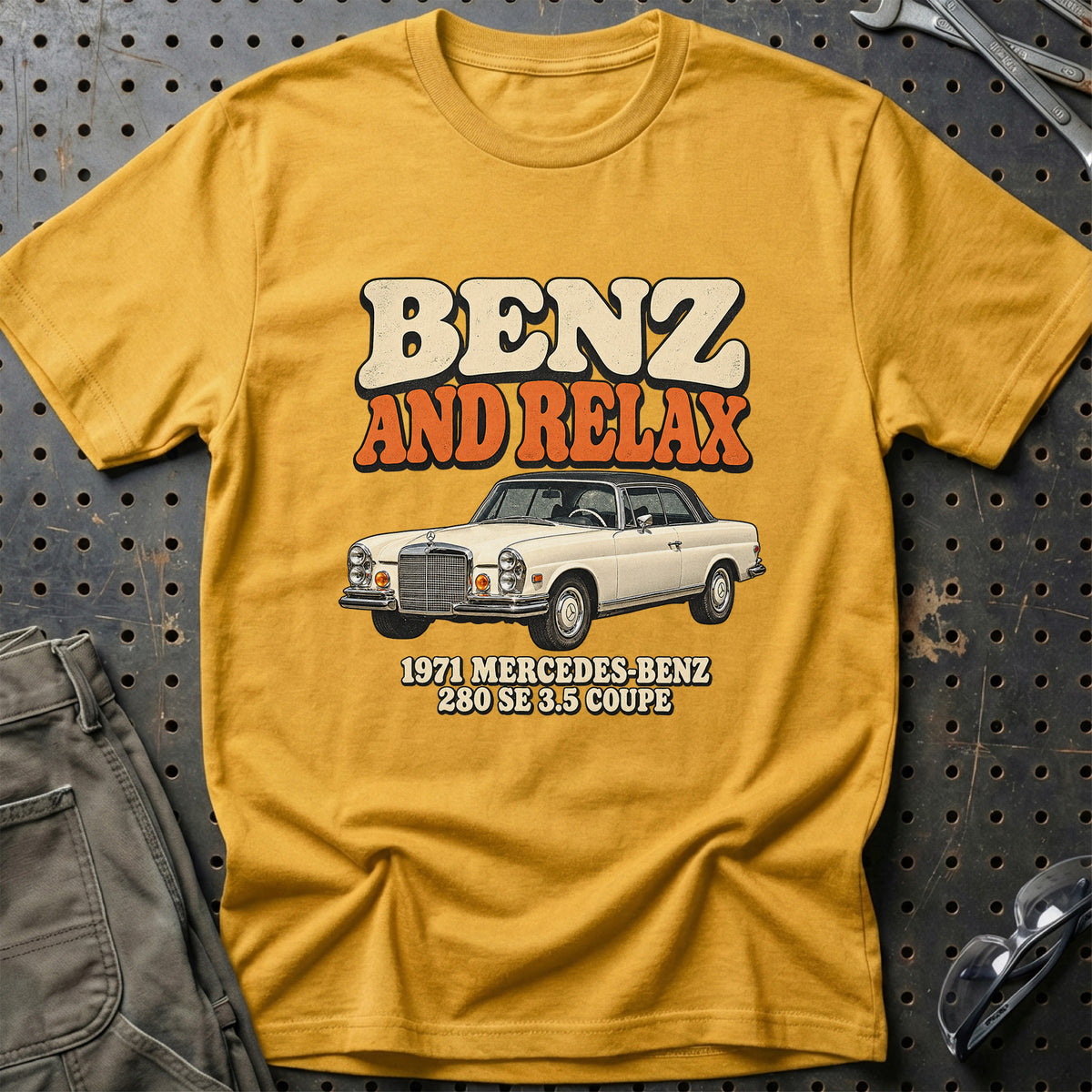 
Mercedes-Benz 280 SE 3.5 1971 – Benz and Relax T-Shirt – Guld