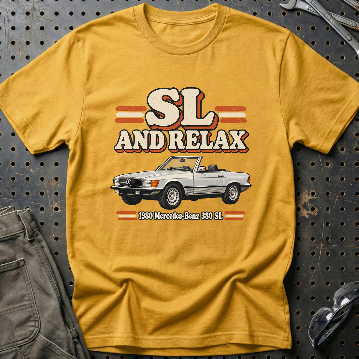 
Mercedes-Benz 380 SL 1980 – SL and Relax T-Shirt – Guld