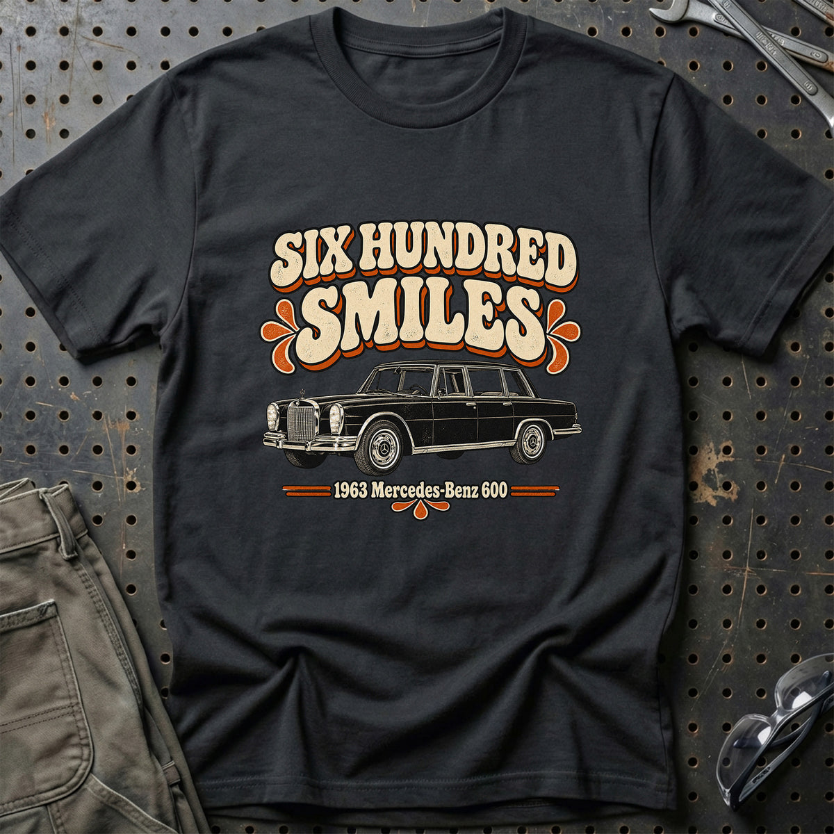 
Mercedes-Benz 600 1963 – Six Hundred Smiles T-Shirt – Sort