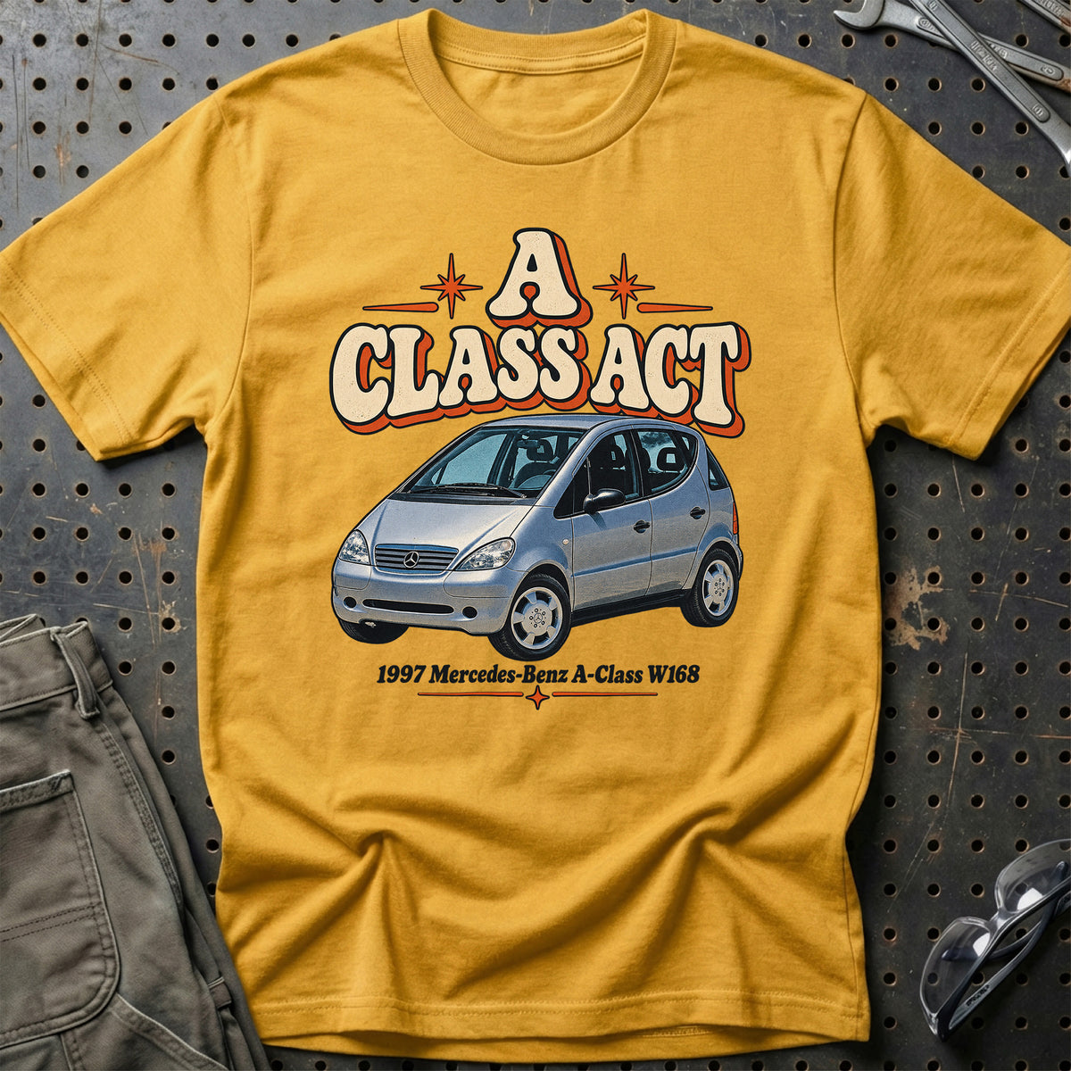 
Mercedes-Benz A-Class W168 1997 – A Class Act T-Shirt – Guld