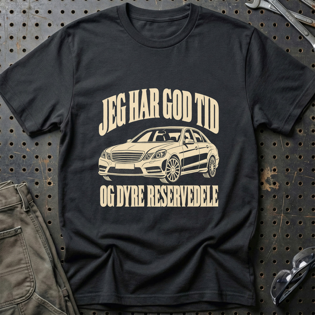 
Mercedes-Benz E-Class W212-S212 – Jeg har god tid og dyre reservedele – Unisex T-Shirt – Sort