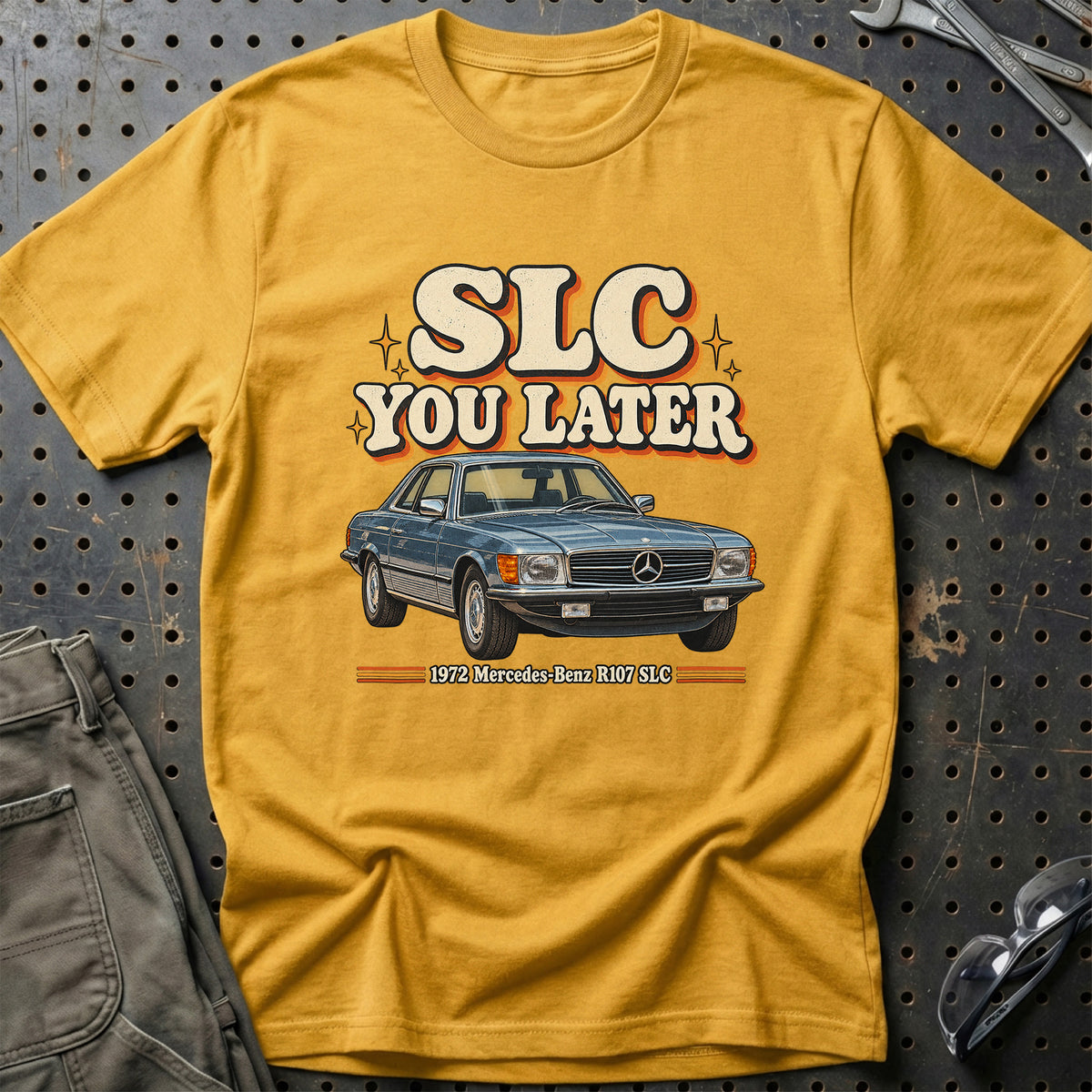
Mercedes-Benz R107 SLC 1972 – SLC You Later T-Shirt – Guld