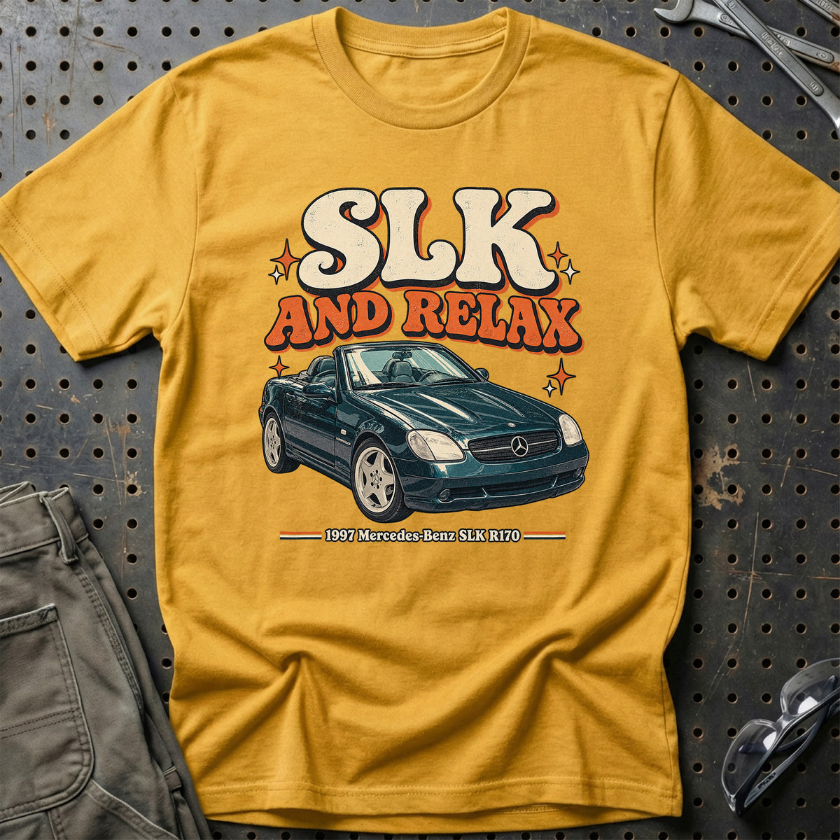 
Mercedes-Benz SLK R170 1997 – SLK and Relax T-Shirt – Guld