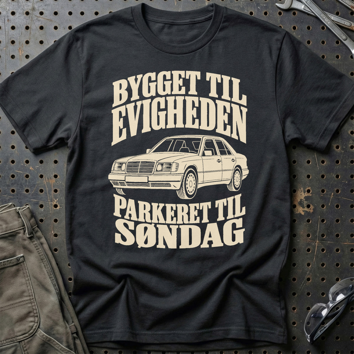 
Mercedes-Benz W124 – Bygget til evigheden parkeret til søndag – Unisex T-Shirt – Sort