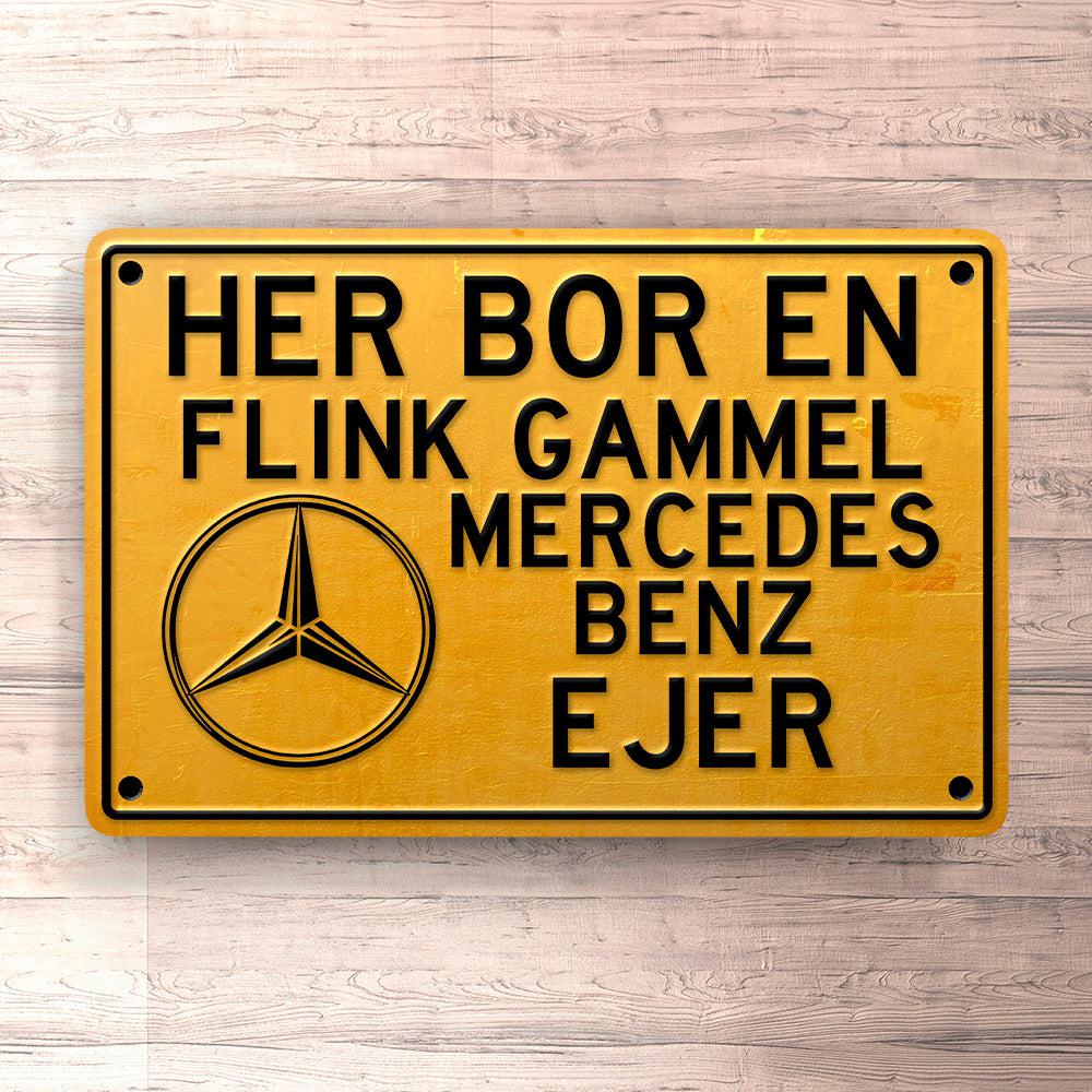 Mercedes Her Bor En Flink Gammel Mercedes Benz Ejer Skilte, Musemåtte, Dørmåtte-Skilte-Mercedes-Garage Culture Shop- garage - man cave - merchandise
