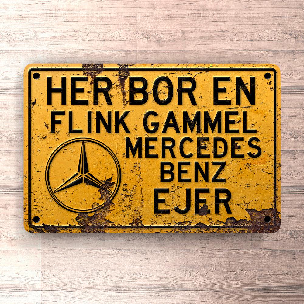 Mercedes Her Bor En Flink Gammel Mercedes Benz Ejer Skilte, Musemåtte, Dørmåtte-Skilte-Mercedes-Garage Culture Shop- garage - man cave - merchandise