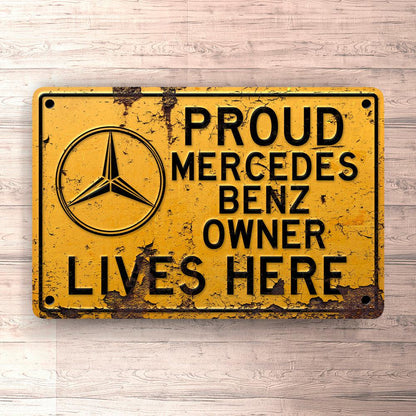 Mercedes Proud Mercedes Benz Owner Lives Here Skilte, Musemåtte, Dørmåtte-Skilte-Mercedes-Garage Culture Shop- garage - man cave - merchandise
