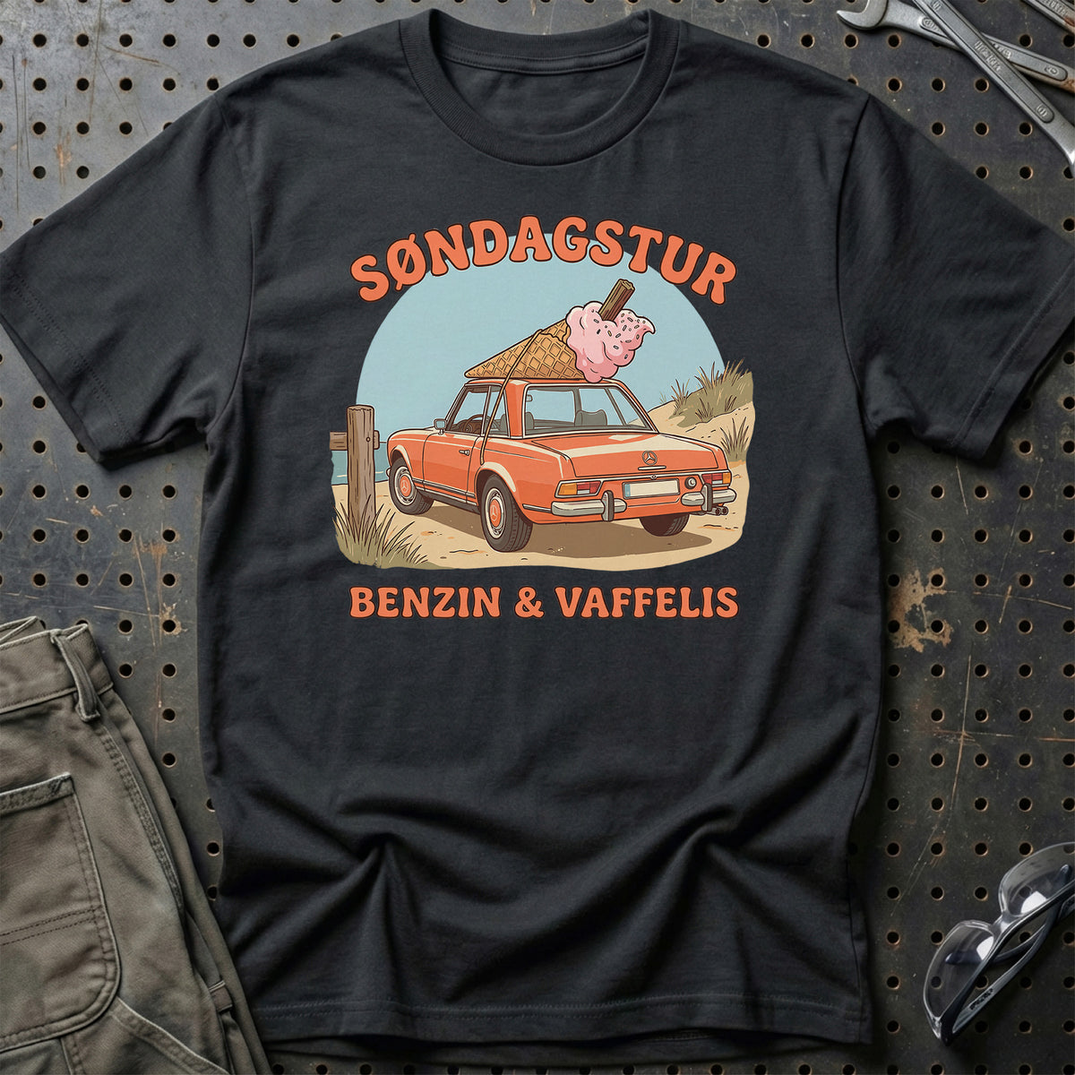 
Mercedes Søndagstur - Benzin & Vaffelis Unisex T-Shirt – Sort – print foran