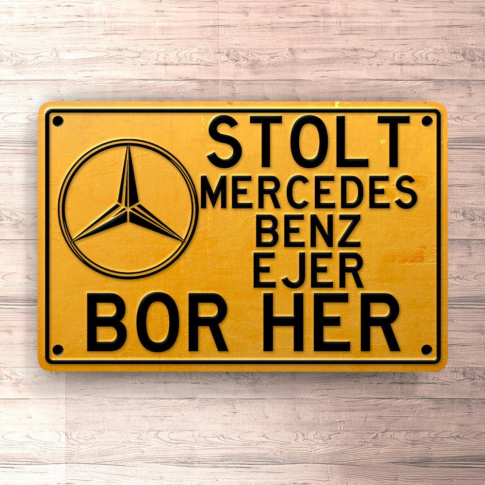 Mercedes Stolt Mercedes Benz Ejer Bor Her Skilte, Musemåtte, Dørmåtte , Plakat-Skilte-Mercedes-Garage Culture Shop- garage - man cave - merchandise
