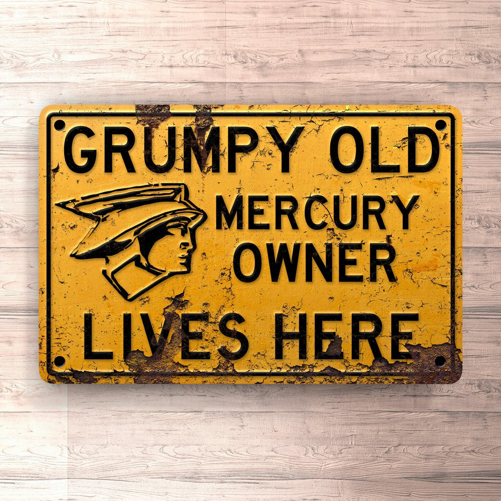 Mercury Grumpy Old Mercury Owner Lives Here Skilte, Musemåtte, Dørmåtte , Plakat-Skilte-Mercury-Garage Culture Shop- garage - man cave - merchandise