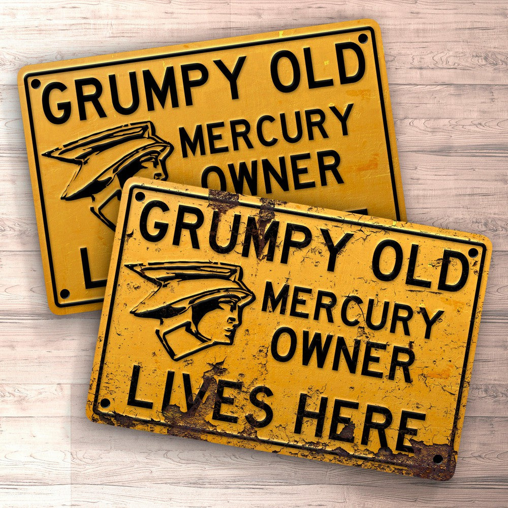 Mercury Grumpy Old Mercury Owner Lives Here Skilte, Musemåtte, Dørmåtte , Plakat-Skilte-Mercury-Garage Culture Shop- garage - man cave - merchandise