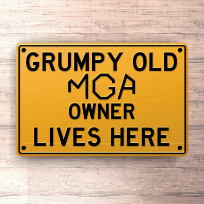 Mga Grumpy Old Mga Owner Lives Here Skilte, Musemåtte, Dørmåtte , Plakat-Skilte-MG-Garage Culture Shop- garage - man cave - merchandise