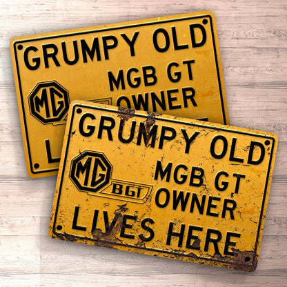 Mgb Gt Grumpy Old Mgb Gt Owner Lives Here Skilte, Musemåtte, Dørmåtte , Plakat-Skilte-MG-Garage Culture Shop- garage - man cave - merchandise