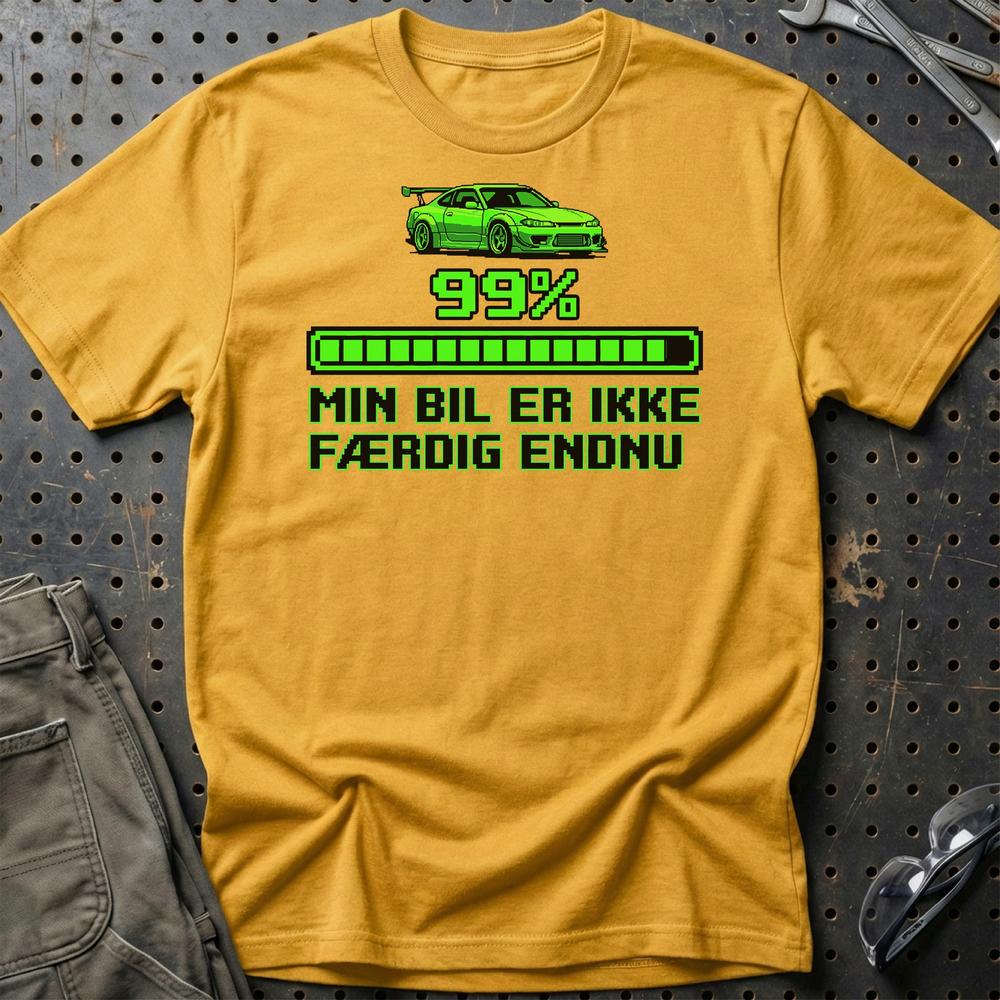 Min Bil Er Ikke Færdig Endnu T-Shirt - 99% Loaded T-Shirt-Beklædning-Garage Culture-Guld-S-Garage Culture Shop- garage - man cave - merchandise