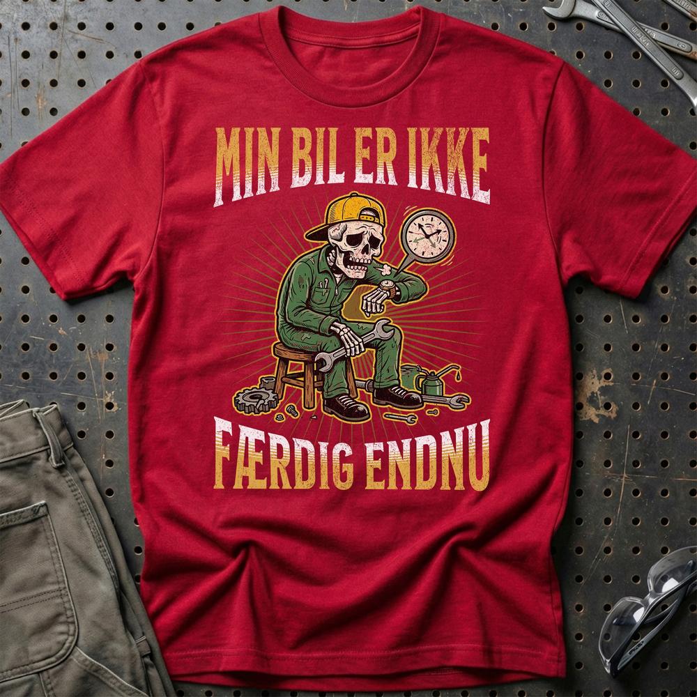 Min Bil Er Ikke Færdig Endnu T-Shirt-Beklædning-Garage Culture-Rød-S-Garage Culture Shop- garage - man cave - merchandise
