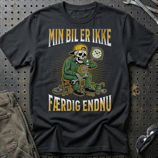 Min Bil Er Ikke Færdig Endnu - Unisex T-Shirt , Bomuld-Beklædning-Garage Culture-Sort-S-Garage Culture Shop- garage - man cave - merchandise