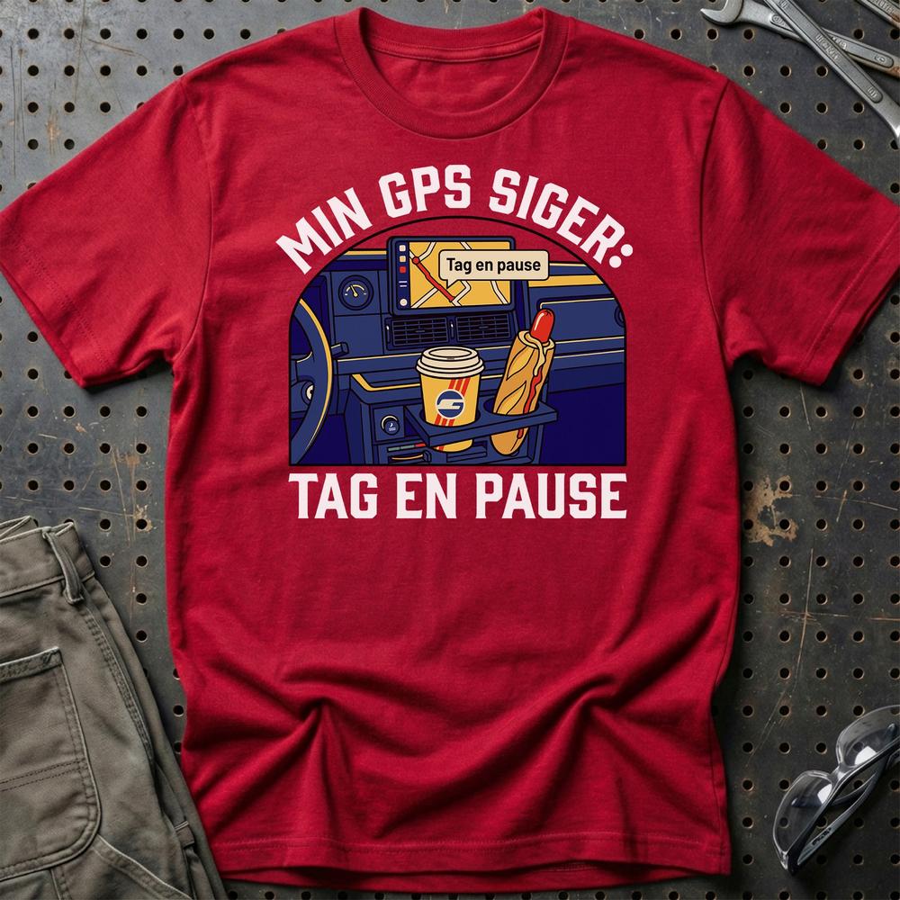 Min GPS Siger: Tag En Pause - Unisex T-Shirt , Bomuld-Beklædning-Garage Culture-Rød-S-Garage Culture Shop- garage - man cave - merchandise