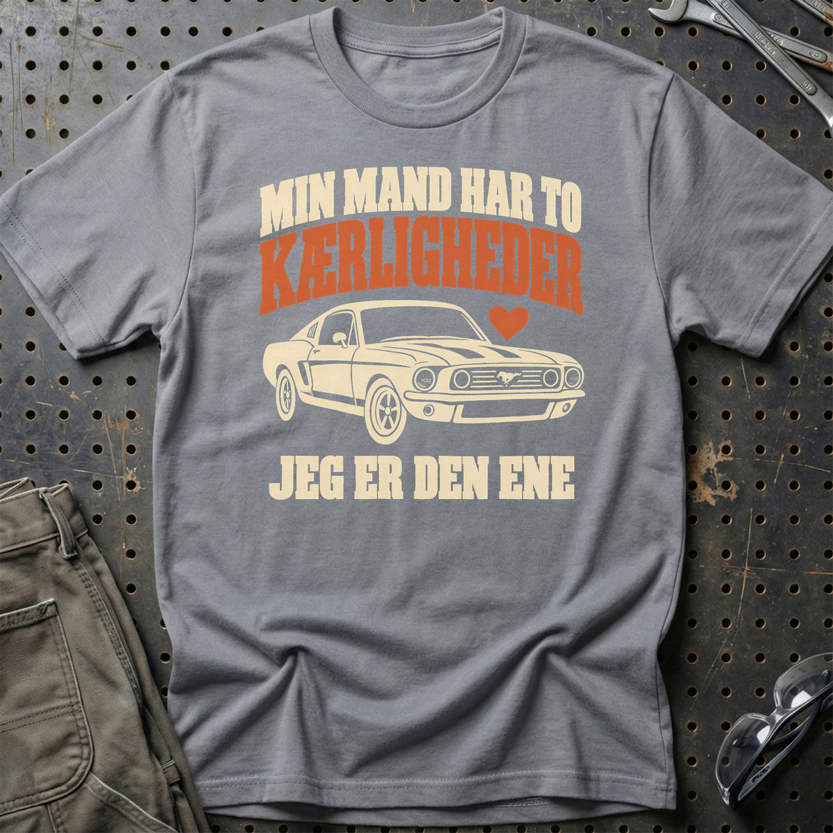 
Produktbillede af Min mand har to kærligheder jeg er den ene T-Shirt