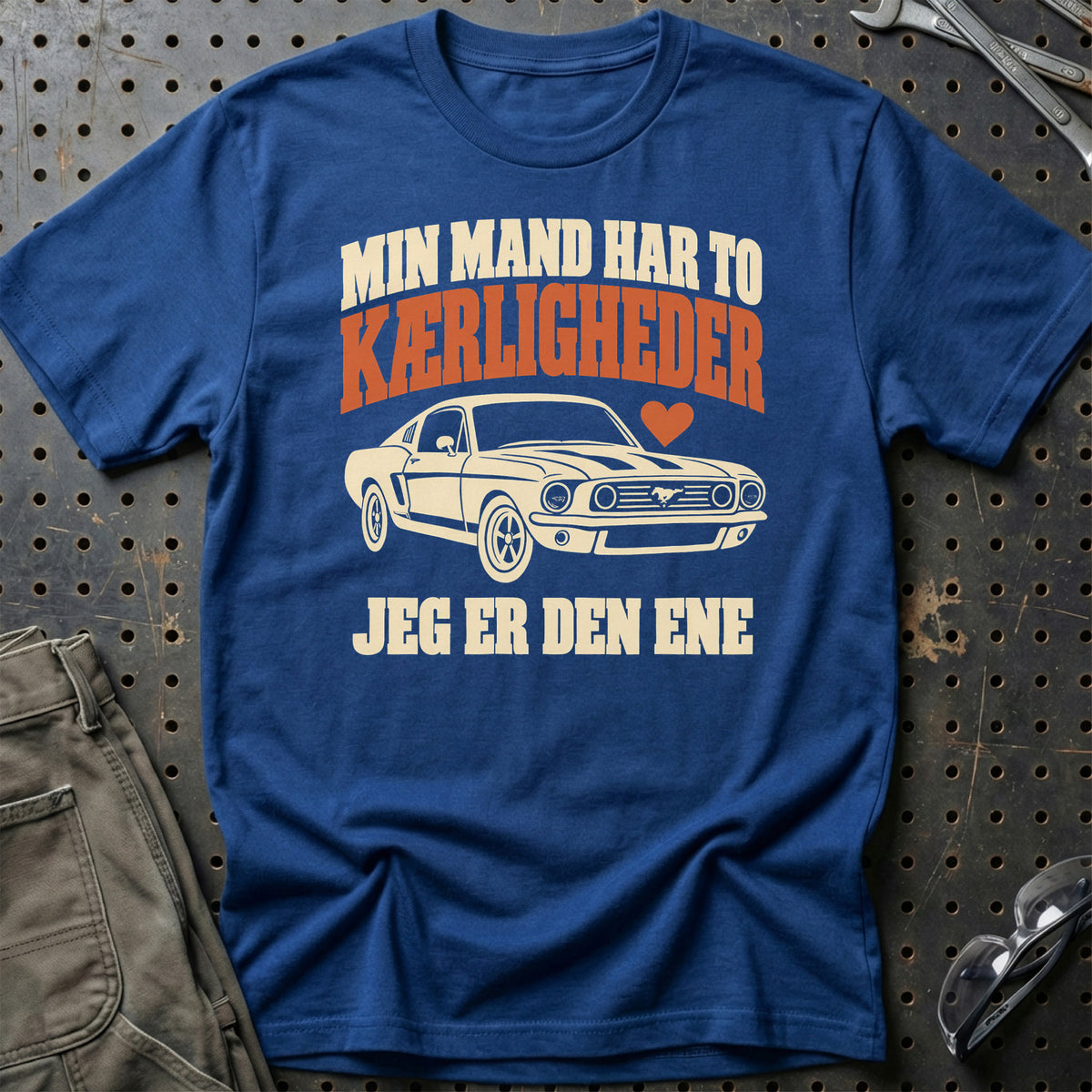 
Produktbillede af Min mand har to kærligheder jeg er den ene T-Shirt