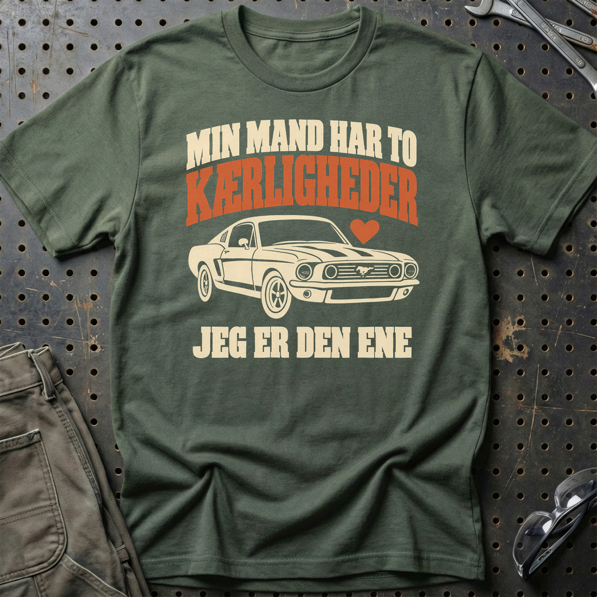 
Produktbillede af Min mand har to kærligheder jeg er den ene T-Shirt
