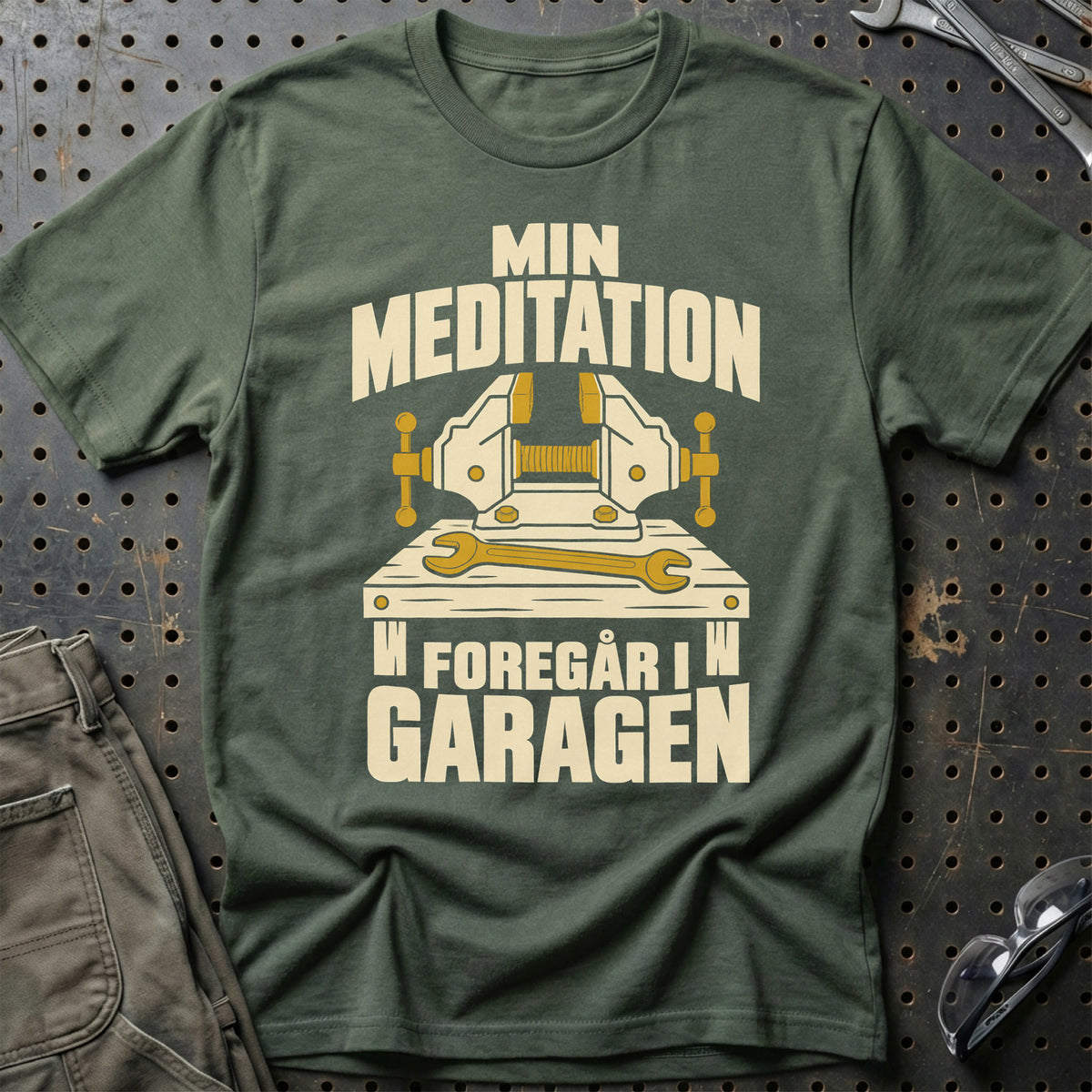 
Produktbillede af Min meditation foregår i garagen T-Shirt