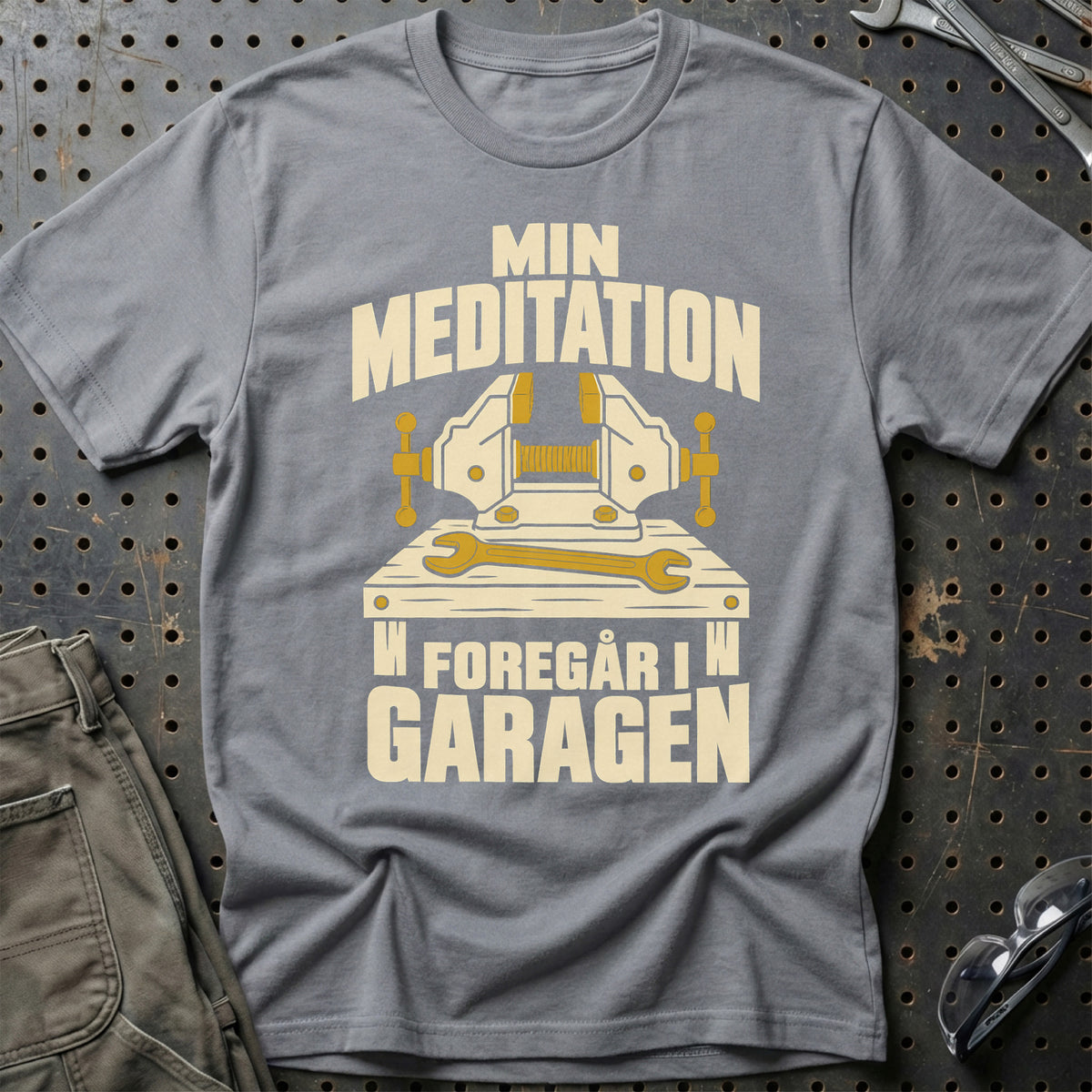 
Produktbillede af Min meditation foregår i garagen T-Shirt