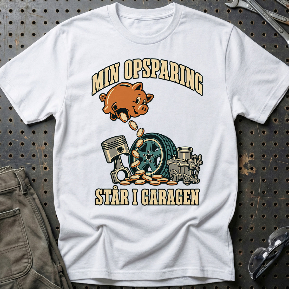 
Min opsparing – Står i garagen T-Shirt – Hvid