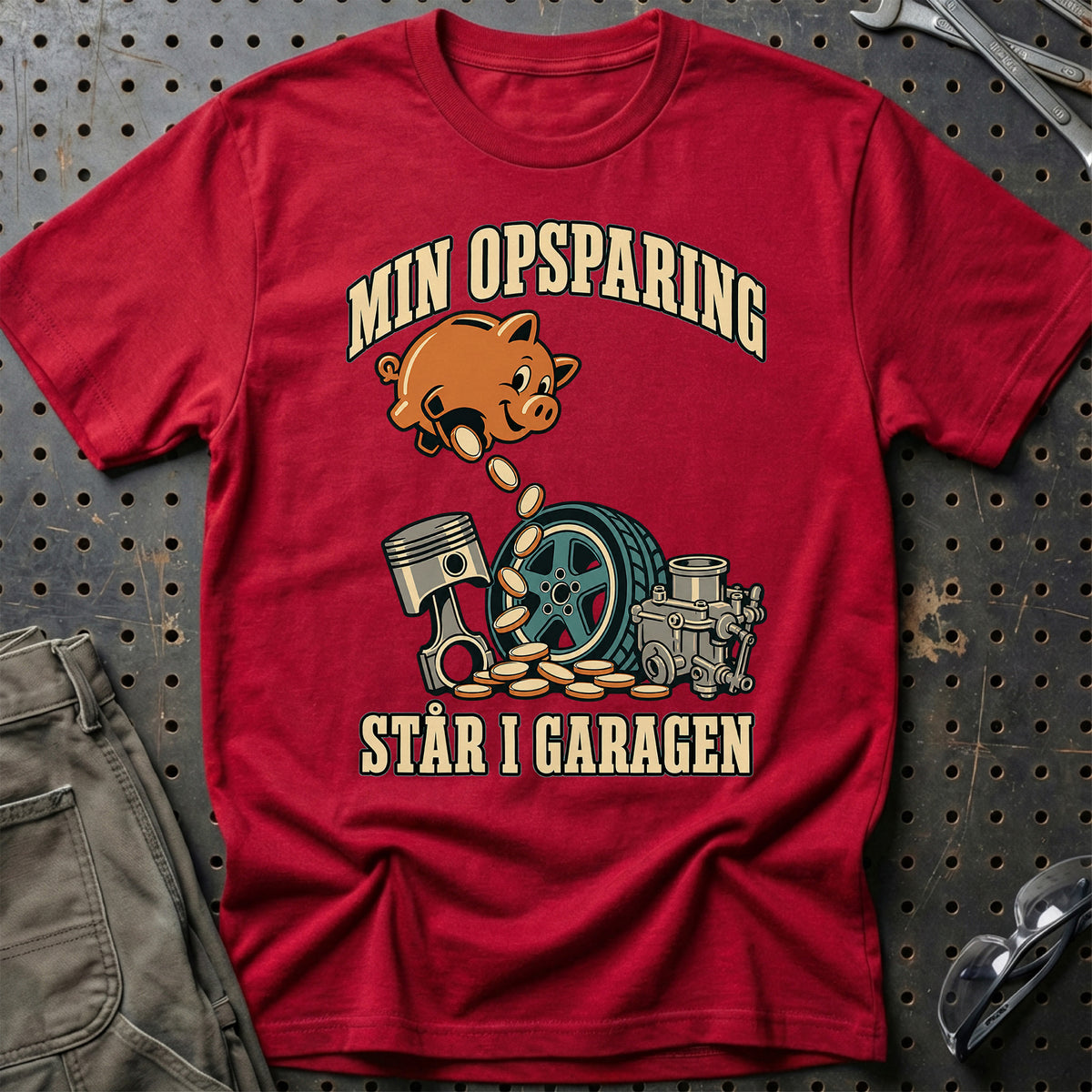 
Min opsparing – Står i garagen T-Shirt – Rød