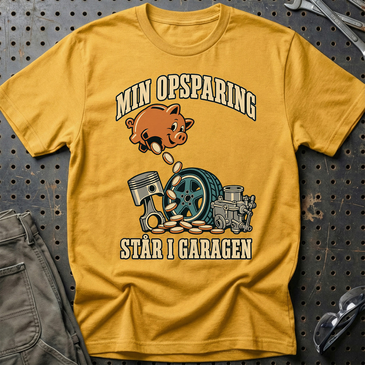 
Min opsparing – Står i garagen T-Shirt – Guld
