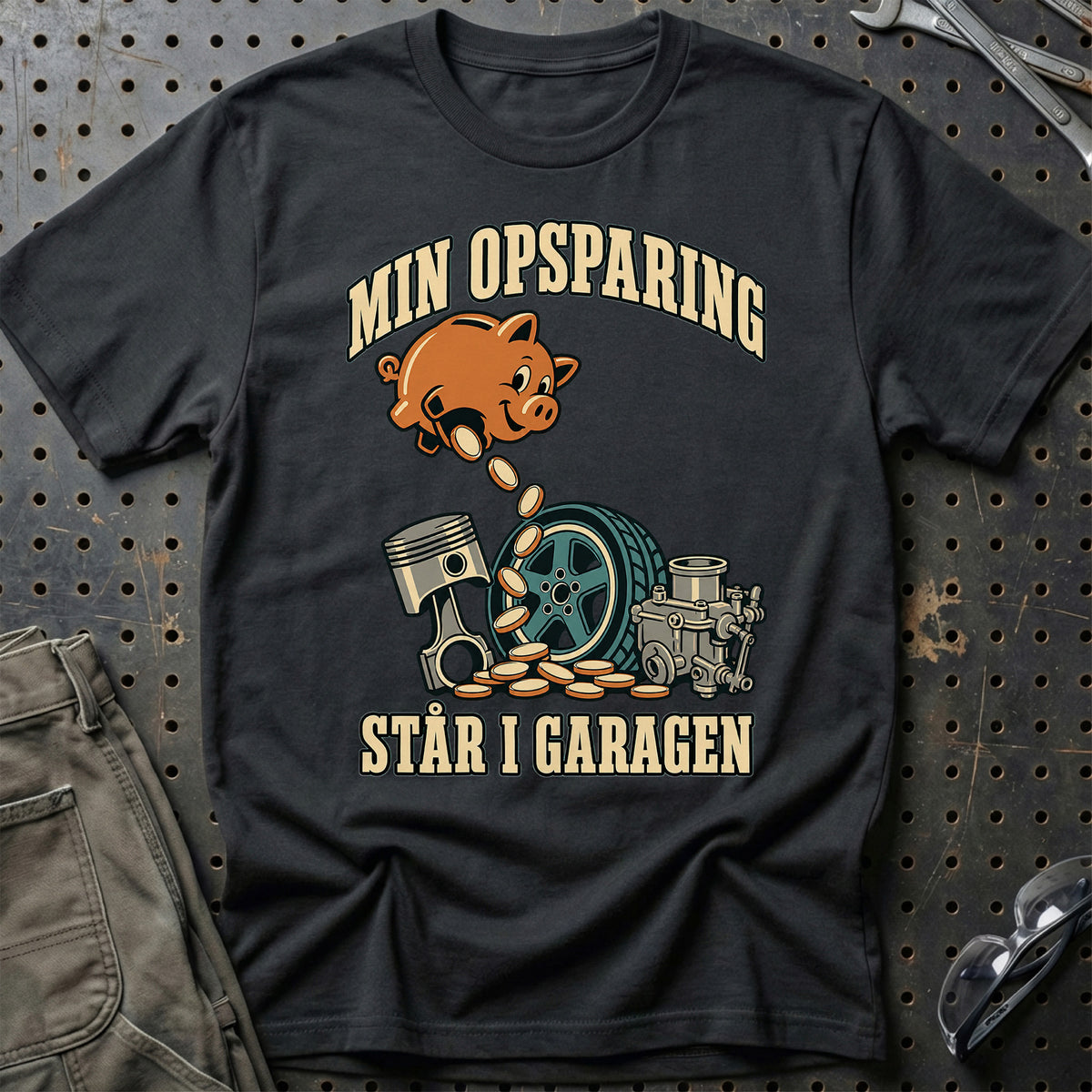 
Min opsparing – Står i garagen T-Shirt – Sort